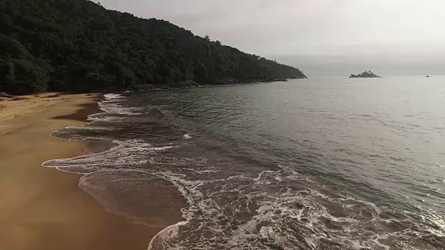 一名年轻女子在托克-托克佩基诺海滩散步的鸟瞰图视频素材