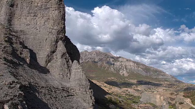 飞向岩石峭壁面望向天空视频素材