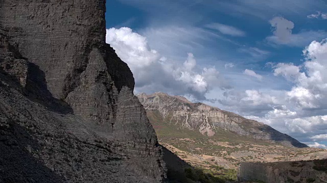 飞向岩石悬崖面，望向山顶视频素材