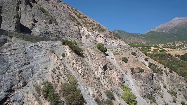 飞过岩石峭壁，向山上移动视频素材