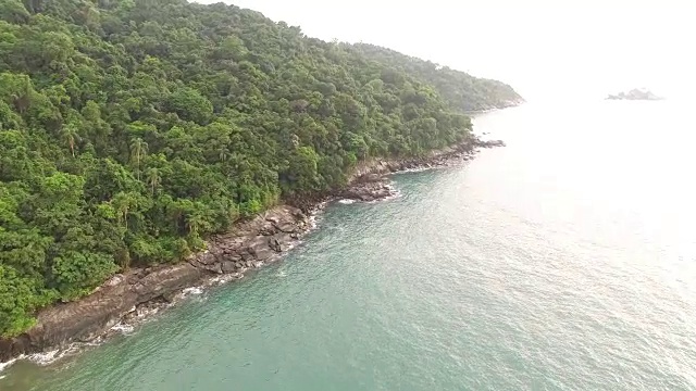 鸟瞰图的年轻女子在托克-托克Pequeno海滩的沙滩上画一个太阳形状视频素材