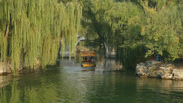 颐和园昆明湖游船，中国北京视频素材