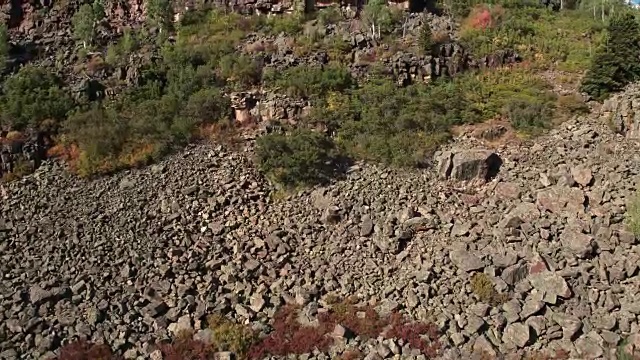 慢慢地飞过森林，爬上岩石山视频素材