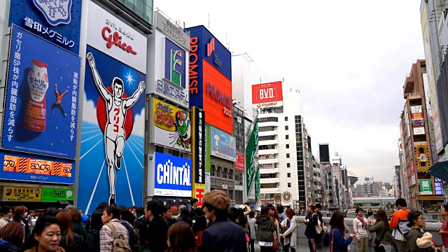 大阪市场街上拥挤的人群视频素材