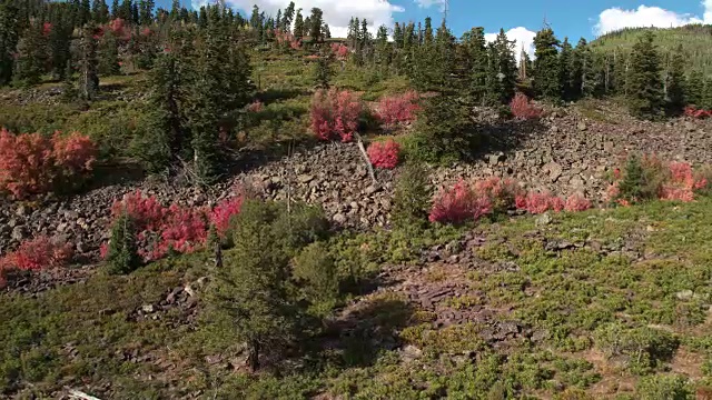 向后飞过多岩石的山坡视频素材