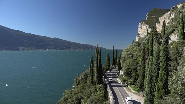 加尔达湖的Gardesana Occidentale湖畔道路上的汽车视频素材