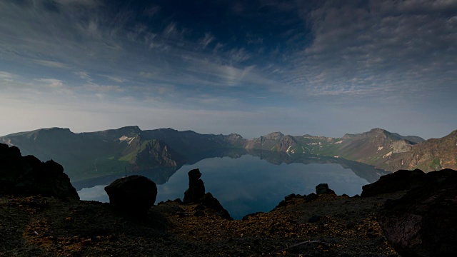 白头山天池(位于朝鲜和中国边界的山顶火山口湖)的云海视频素材