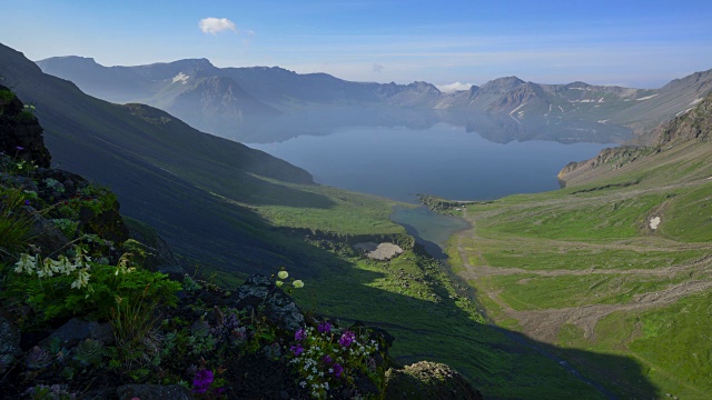 天池(山的火山口湖)和达尔门(湖的唯一出口点)的景观在白头山在朝鲜和中国的边界视频素材