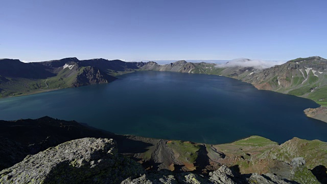 白头山天池(位于朝鲜和中国边界的山顶火山口湖)的云海视频素材