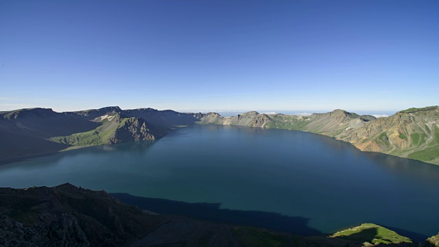 白头山天池(位于朝鲜和中国边界的山顶火山口湖)的云海视频素材