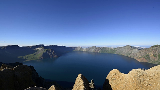 白头山天池(位于朝鲜和中国边界的山顶火山口湖)的云海视频素材