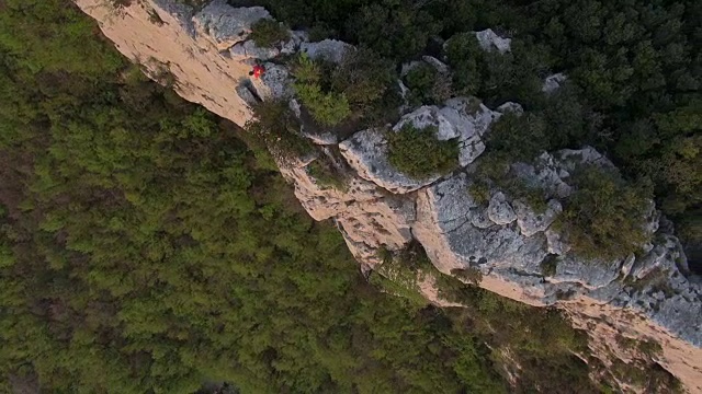 攀岩者站在岩顶的鸟瞰图视频素材