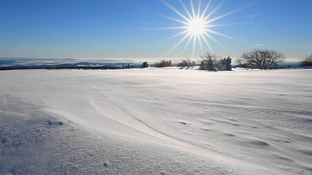 风吹雪过冬日景观与阳光，罗恩山视频素材