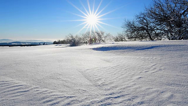 风吹雪过冬日景观与阳光，罗恩山视频素材