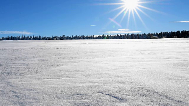 风吹雪过冬天的风景与太阳视频素材