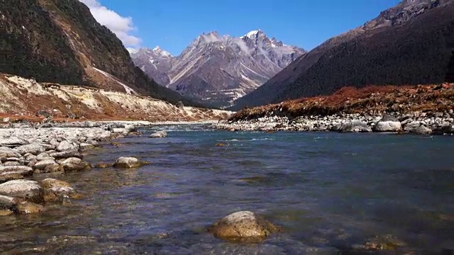 从冰川融水上的山脉看拉冲景观，白天天气晴朗视频素材