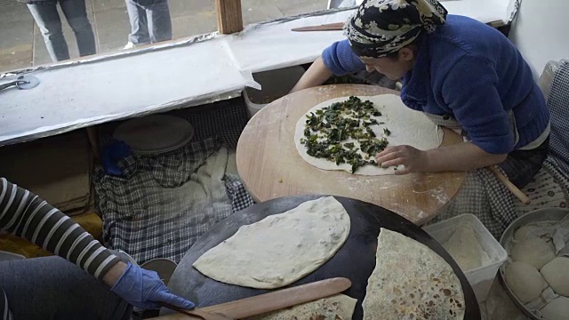 土耳其女士在商店橱窗里制作土耳其菠菜干酪。视频素材