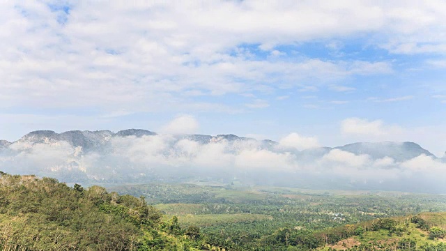 Time-lapse的山脉景观与移动的雾和云在泰国。视频素材