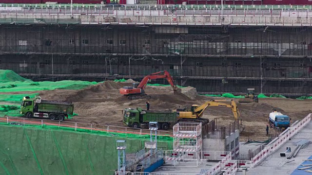 T/L MS HA ZI挖掘机在大型建筑工地工作视频素材