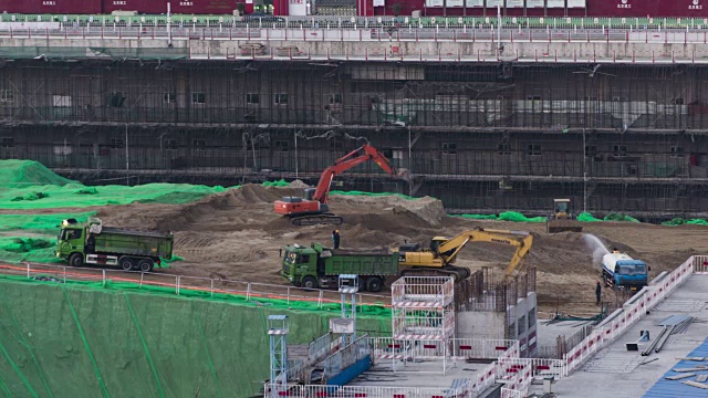 T/L MS HA大型建筑工地，配有挖掘机和重渣货车视频素材