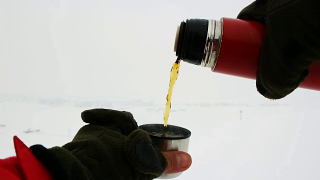 在滑雪道上用热水瓶盛满了茶视频下载