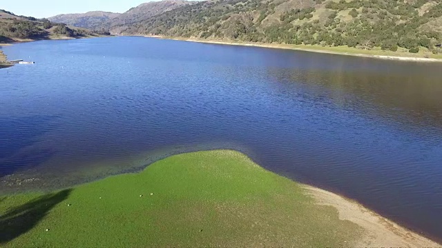 鸟瞰图的狼湖，美国加州视频下载