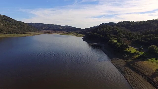 鸟瞰图的狼湖，美国加州视频素材