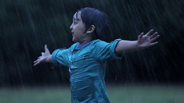 男孩在雨中享受，德里，印度视频素材