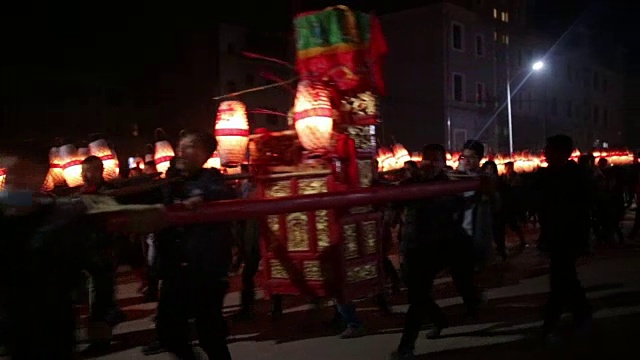 福州，中国——2017年2月3日:村民们在晚上用长桥龙灯庆祝春节。视频素材