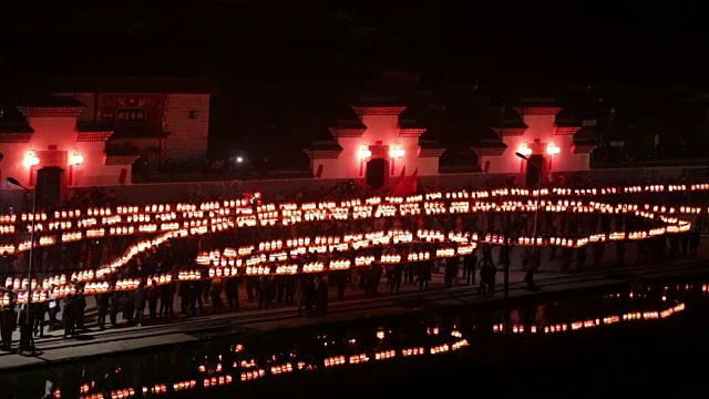 福州，中国——2017年2月3日:村民们在晚上用长桥龙灯庆祝春节。视频素材