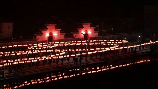 福州，中国——2017年2月3日:村民们在晚上用长桥龙灯庆祝春节。视频素材