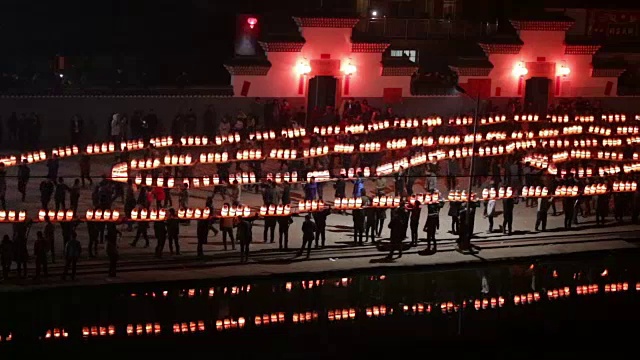 福州，中国——2017年2月3日:村民们在晚上用长桥龙灯庆祝春节。视频素材