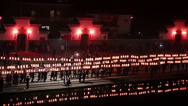 福州，中国——2017年2月3日:村民们在晚上用长桥龙灯庆祝春节。视频素材