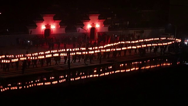 福州，中国——2017年2月3日:村民们在晚上用长桥龙灯庆祝春节。视频素材