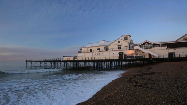 日出的颜色在Bognor Regis码头，西苏塞克斯，英格兰，英国视频素材