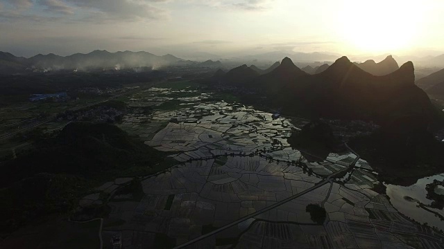 农田和喀斯特地貌黄昏，兴平，阳朔，中国桂林视频素材