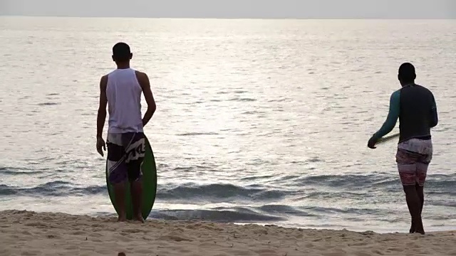 一群skimboarding的朋友视频素材