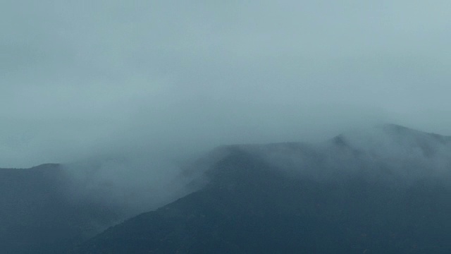 日本神奈川县箱根的流动云视频素材