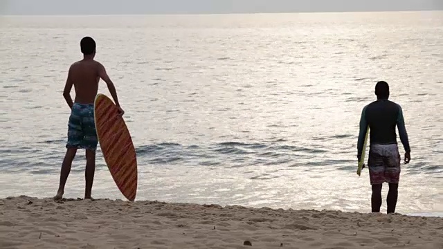 一群skimboarding的朋友视频素材