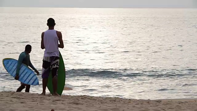 一群skimboarding的朋友视频素材