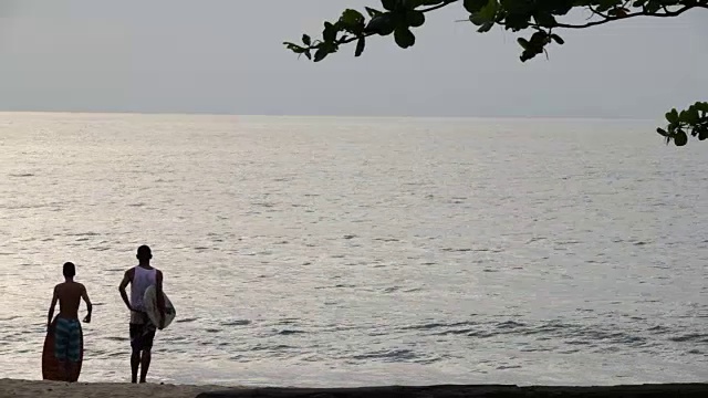 一群skimboarding的朋友视频素材