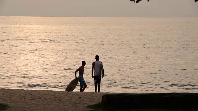 一群skimboarding的朋友视频素材