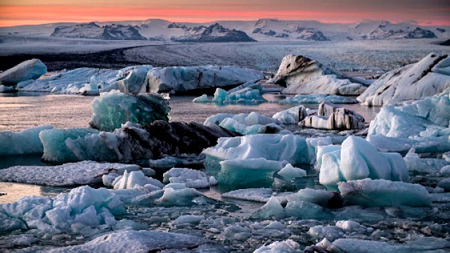 日落时冰山漂浮在Jokulsarlon冰川湖上视频素材