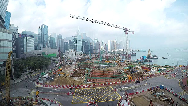 4K:大型建筑工地，包括几台起重机在香港的一个建筑综合体上工作(Timelapse)视频素材