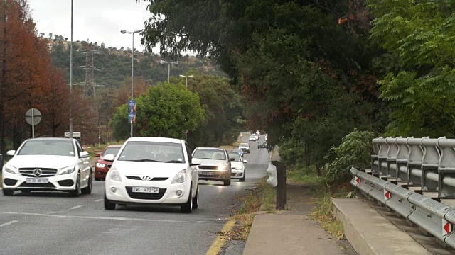 南非约翰内斯堡城市道路上的交通状况视频下载