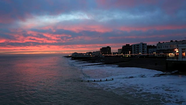 夕阳的颜色在Worthing长廊，Worthing镇，西苏塞克斯，英格兰，英国视频素材