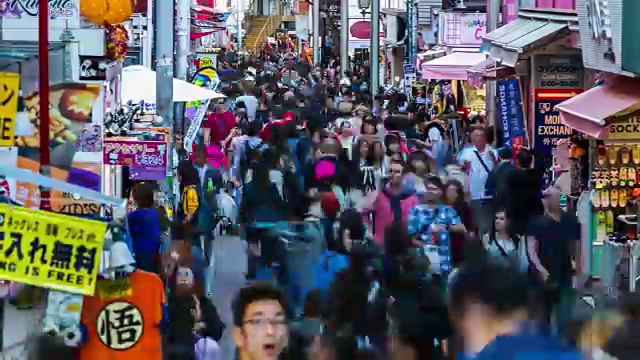 在原宿区，时间流逝的人群购物视频素材