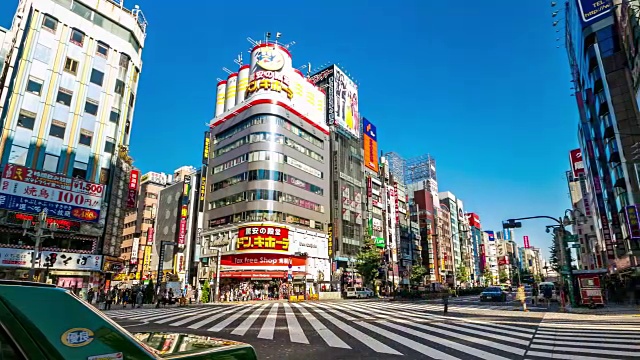 在新宿区，一群人穿过马路视频素材