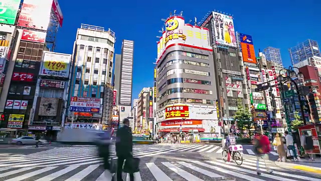 在新宿区，一群人穿过马路视频下载