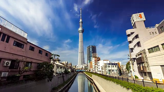 东京和东京天空树的时间推移视图在晴朗的天空视频下载